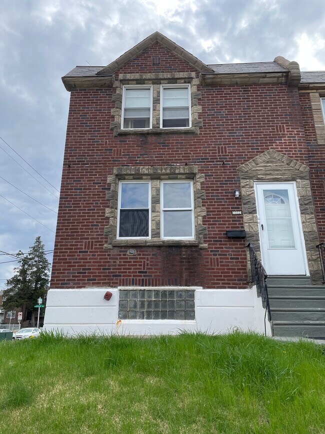 Puerta principal - Casa de esquina - 4444 Loring St