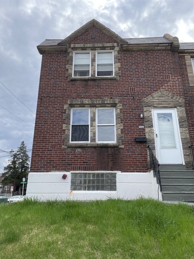 Front door - Corner house - 4444 Loring St