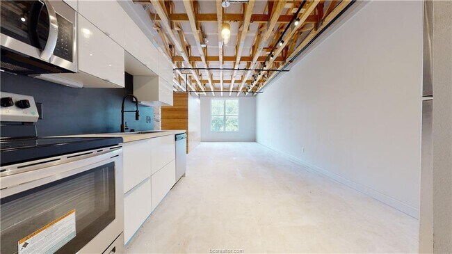 Building Photo - 305 W 27th St