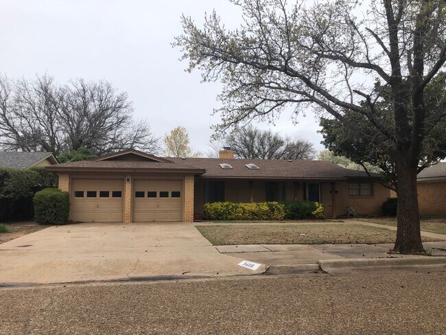 Building Photo - Spacious