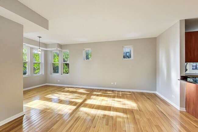 Building Photo - Gorgeous 2 Bed, Plus Sunroom/Office, 1 Bat...