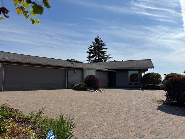 Building Photo - 9600 Hilltop Rd