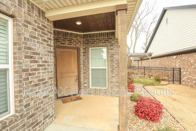 Building Photo - 2106 SW Huntwick Ave