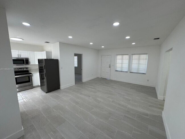 Building Photo - 3 bedroom in Miami FL 33138