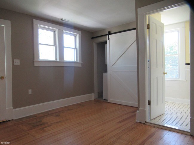 Building Photo - 2 br, 1 bath Apartment - 36 Burke Ave # 2