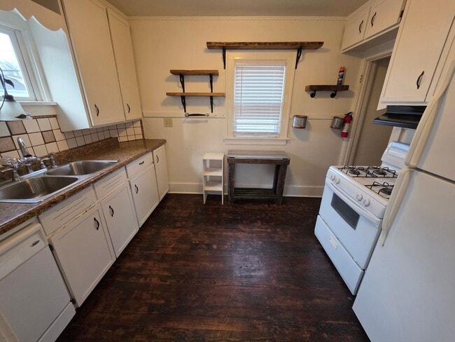 Building Photo - 3 Bedroom and 2 full baths House