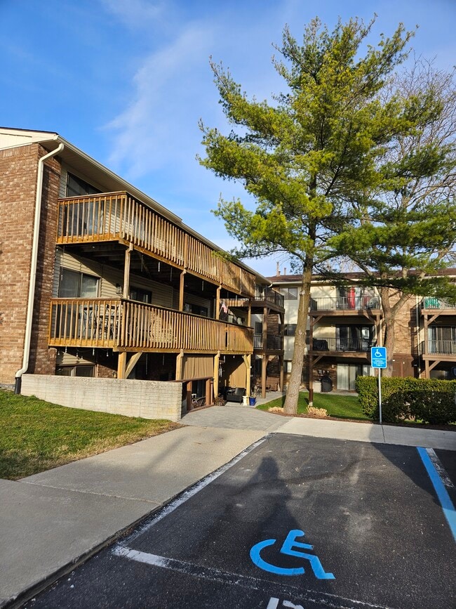 Third floor end unit - 895 S Pontiac Trail