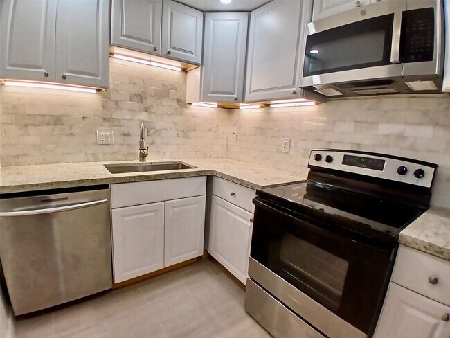 Building Photo - 4164 Inverrary Dr