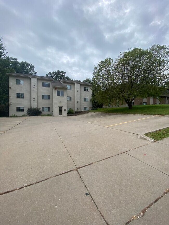 Foto del edificio - $1,195 | 2 Bedroom, 1 Bathroom Condo | Pet...