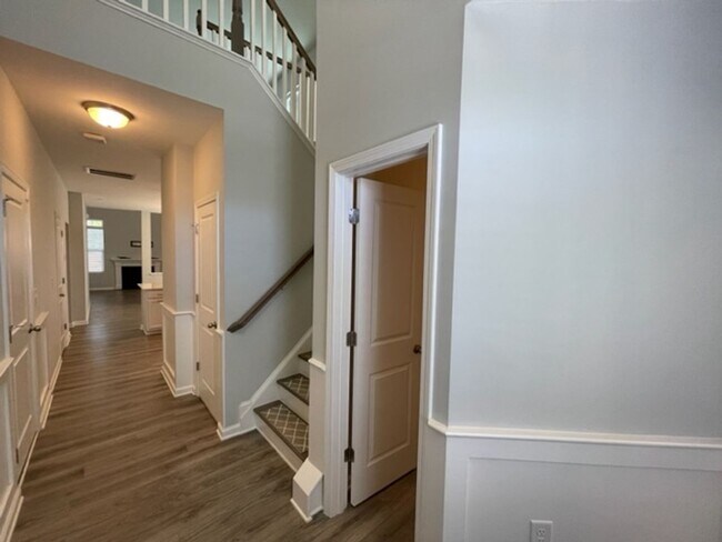 Building Photo - MOVE IN READY! Amazing end-unit townhome