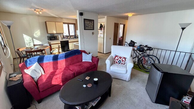 Building Photo - Spacious 3-Bedroom just off Como Ave!