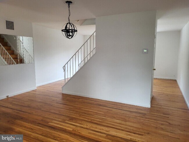 Building Photo - 146 Suburban Terrace