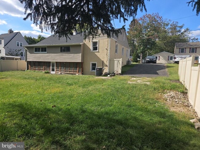 Building Photo - 1715 Hazel Ave