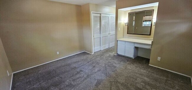 Building Photo - 3 bed 2.5 bath 2 car garage Old South West...