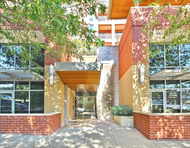 Foto del edificio - Spectacular 7th floor corner unit condo in...