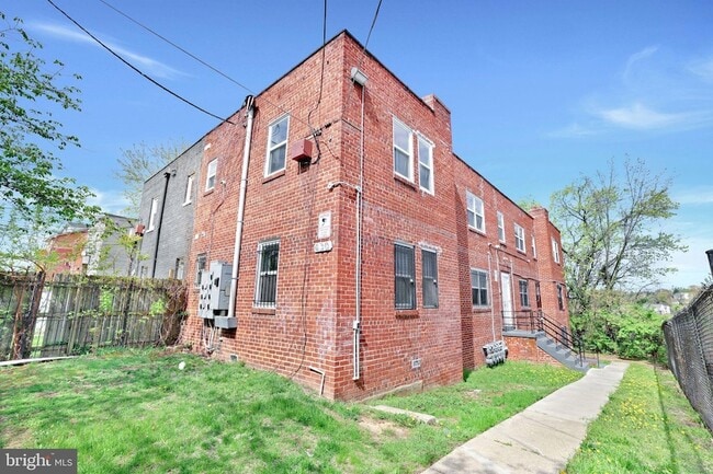 Building Photo - 430 Condon Terrace SE