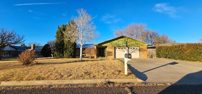 Foto del edificio - Beautiful 4 Bed/2 Bath Family Home