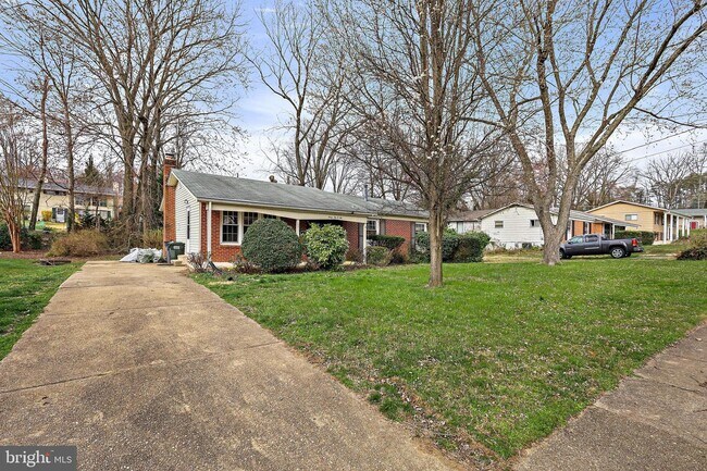 Building Photo - 6206 Thornwood Dr