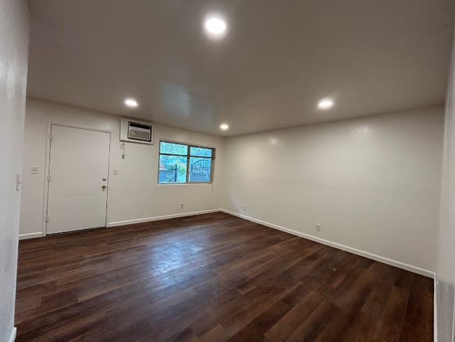 Foto del edificio - 890 E 9th St