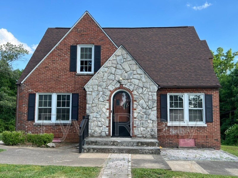 Primary Photo - 3300 Lansing Ave