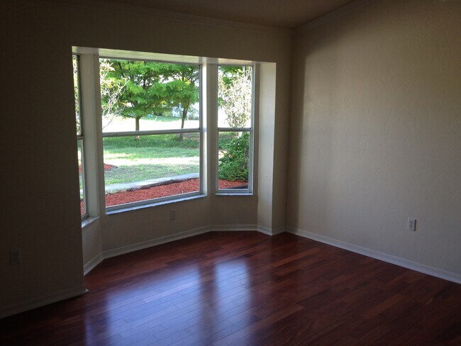 Building Photo - ***FGCU STUDENTS WELCOME***RELAXED NEIGHBO...