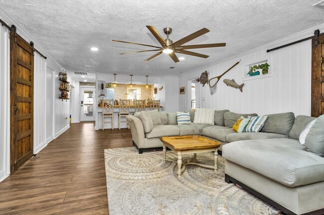 Foto del edificio - 631 Clear Lake Rd