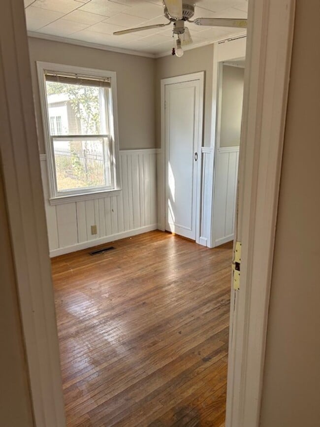 Building Photo - Charming Three-bedroom house