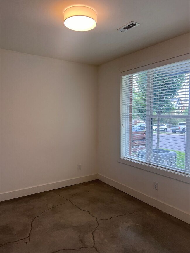Building Photo - Amazing Location in Charlotte Park