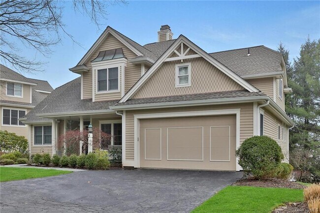 Building Photo - 2 Holly Knolls