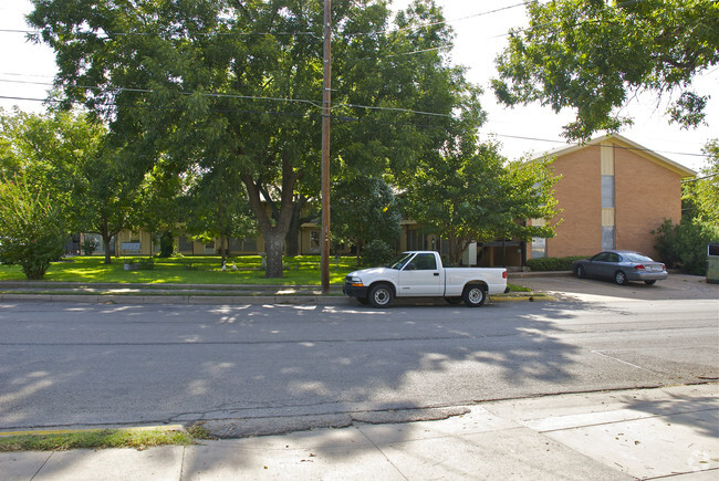 Building Photo - Town House Apartments