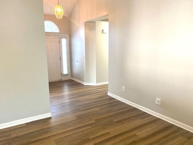 Building Photo - 3 Bed, 2 Bath Home with Fenced Backyard an...