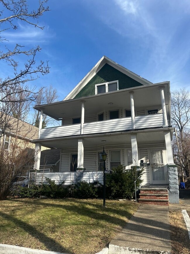 Building Photo - 759 E 91st St