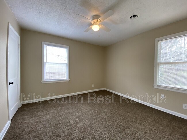 Building Photo - 1541 Delano Ave