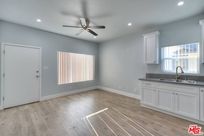 Foto del edificio - 4284 S Hobart Blvd