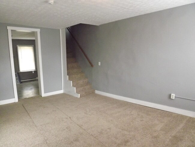 Building Photo - Updated 2 Bedroom Townhome