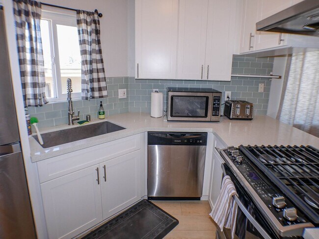 Foto del edificio - RARE Offering 2BD/2BA - Condo of secured building in highly sought after Boutique Bella Capri bui...