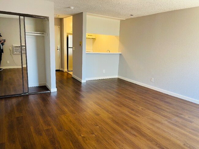 Foto del edificio - 7044 Hawthorn Ave