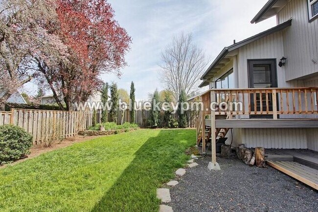 Foto del edificio - Luxury 3 Bed, 2.5 Bath Home in Beaverton with Large Yard and Bonus Room