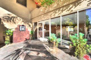 Foto del edificio - 2222 Beachwood Dr