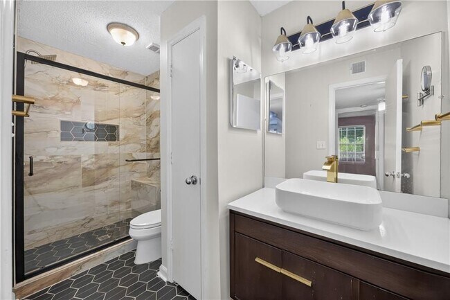 Foto del edificio - 1021 Chastain Park Ct NE