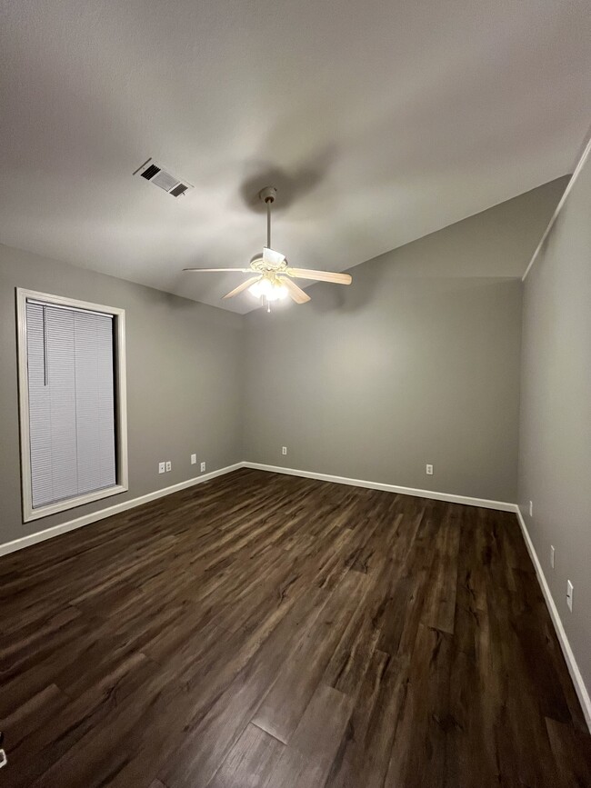 Building Photo - 1401 Lakewood Dr