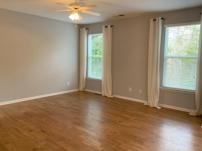 Building Photo - 1465 Parkside Village Dr