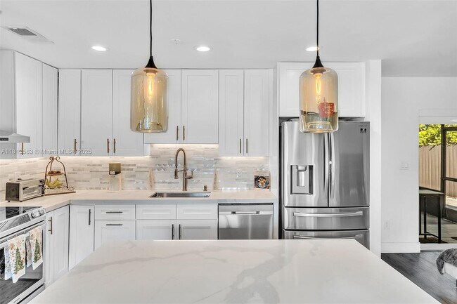Foto del edificio - 801 NE 81st St