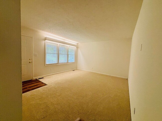 Building Photo - 215 Freestone Dr