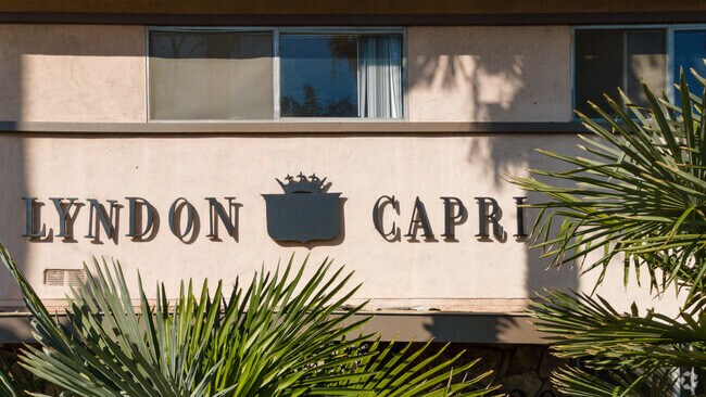 Monumento - Lyndon Capri