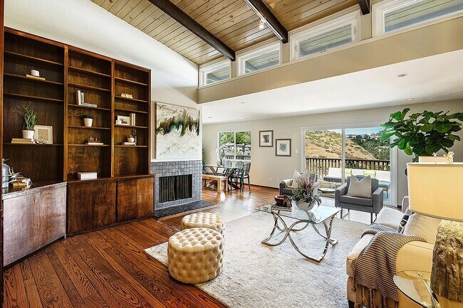 Living room, vaulted ceilings - 44 Vista Verde Ct