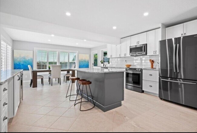 cocina de concepto abierto actualizada - 18955 SE Fearnley Dr