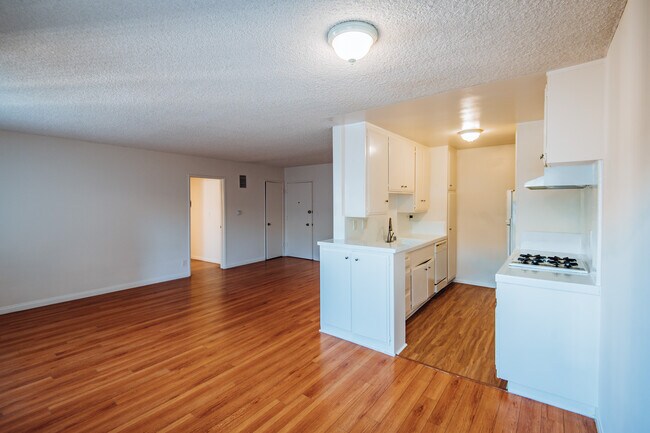 Building Photo - 7010 Lanewood Ave