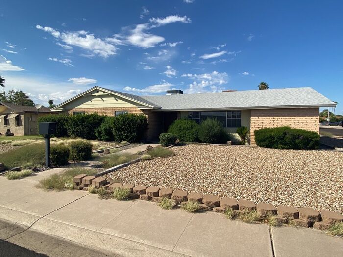 Primary Photo - Over 2,800 sq ft One Story in Glendale!