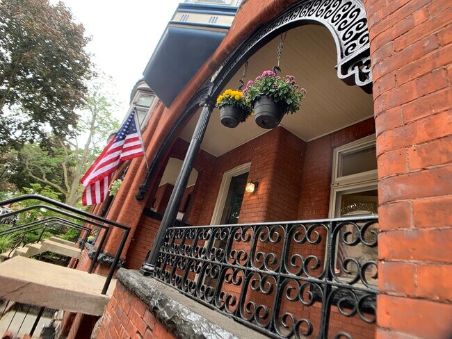 Beautifully restored historic brownstone in Buffalo's trendiest neighborhood: Allentown! - 182 N Pearl St
